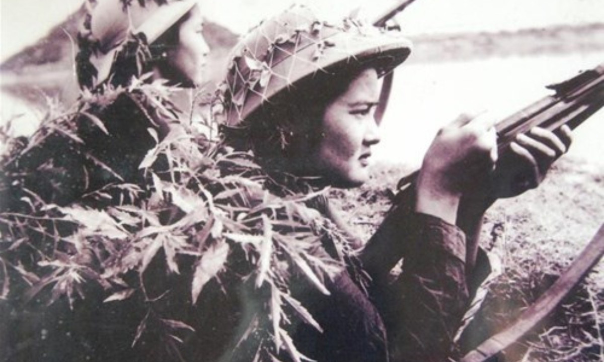 Khu đội trưởng Nguyễn Thị Hằng đang cùng đồng đội bắn trả máy bay Mỹ quyết liệt, chia lửa với tàu Hải quân của ta. (Nguồn: thanhhoa.gov.vn) 