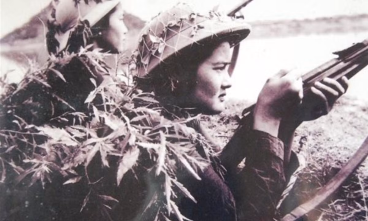 Khu đội trưởng Nguyễn Thị Hằng đang cùng đồng đội bắn trả máy bay Mỹ quyết liệt, chia lửa với tàu Hải quân của ta. (Nguồn: thanhhoa.gov.vn) 