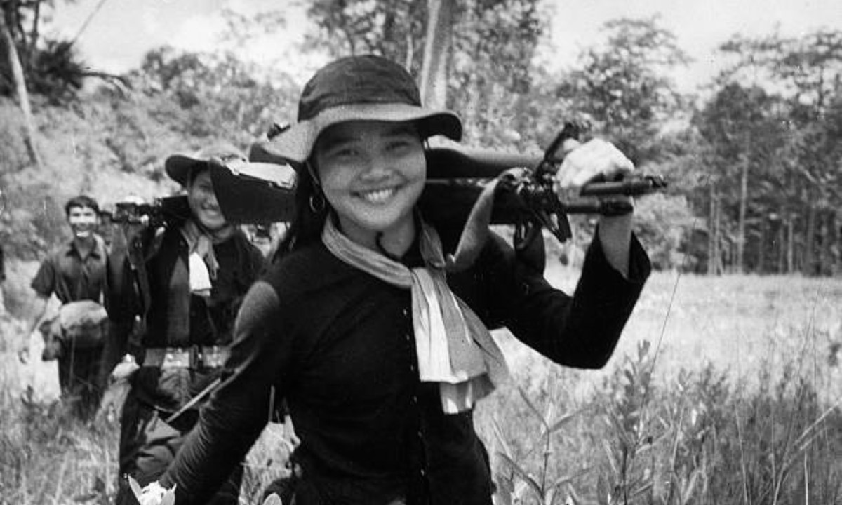 Người nữ chiến sĩ của đội tự vệ nhà máy đóng tàu Bạch Đằng (Hải Phòng) sát cách cùng các đồng đội nam trên mâm pháo bảo vệ nhà máy, năm 1969. (Nguồn: gettyimages.com)