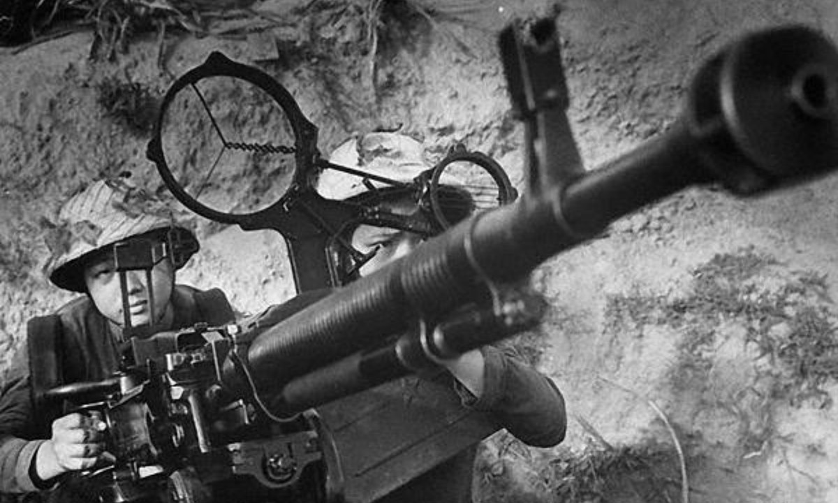 Hai nữ chiến sĩ phòng không tại Hậu Lộc, Thanh Hóa đang điều khiển súng phòng không để bắn máy bay. Những cô gái tưởng như “chân yếu tay mềm” đã góp một phần lớn công lao to lớn bảo vệ vùng trời của Tổ quốc. (Nguồn: Flickr).