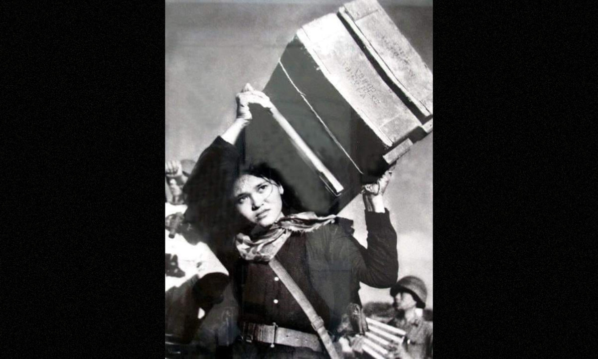  Nữ anh hùng Ngô Thị Tuyển - người đã đi vào lịch sử như một huyền thoại, với kỳ tích vác 2 hòm đạn nặng hơn gấp đôi trọng lượng cơ thể mình. (Nguồn: TravelMag)