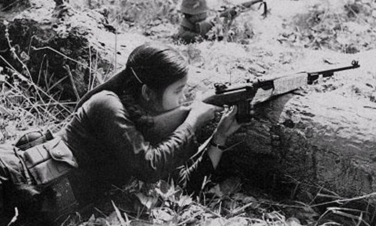 Chiến trường gian khổ đã rèn luyện bản lĩnh cho những người con gái Việt Nam. Họ mang tới 40kg lương thực, đạn dược trên lưng và không ít lần trực tiếp tham gia những trận đánh khốc liệt. (Nguồn: DanViet).