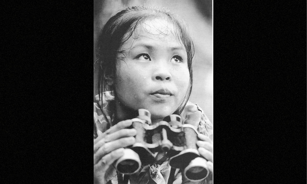 Tấm ảnh chụp năm 1969 của nữ Anh hùng Quân đội nhân dân Việt Nam - La Thị Tám. Cô đã đếm và cắm tiêu 1.205 quả bom do địch trút xuống để lực lượng công binh của ta đến phá bom, đảm bảo thông suốt cho tuyến đường tiếp viện vào Nam. Cô được phong anh hùng khi mới 20 tuổi.