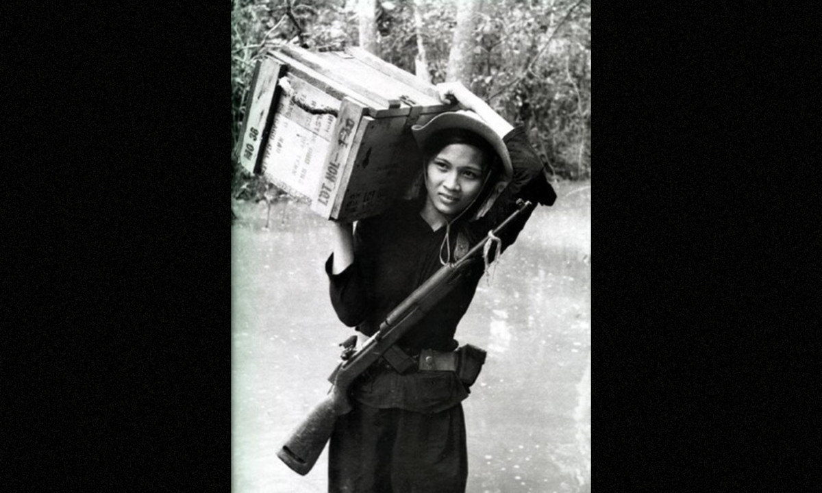 Nữ du kích đang vác trên vai khẩu M1 Carbine của Mỹ có trọng lượng khá nhẹ và nhỏ gọn với khoảng 4kg cùng hộp tiếp đạn 10 viên. (Nguồn ảnh: Pinterest).