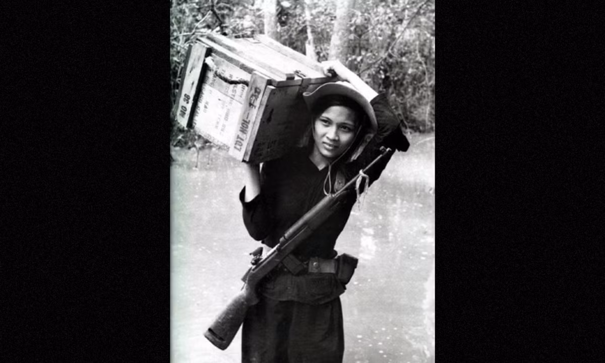 Nữ du kích đang vác trên vai khẩu M1 Carbine của Mỹ có trọng lượng khá nhẹ và nhỏ gọn với khoảng 4kg cùng hộp tiếp đạn 10 viên. (Nguồn ảnh: Pinterest).