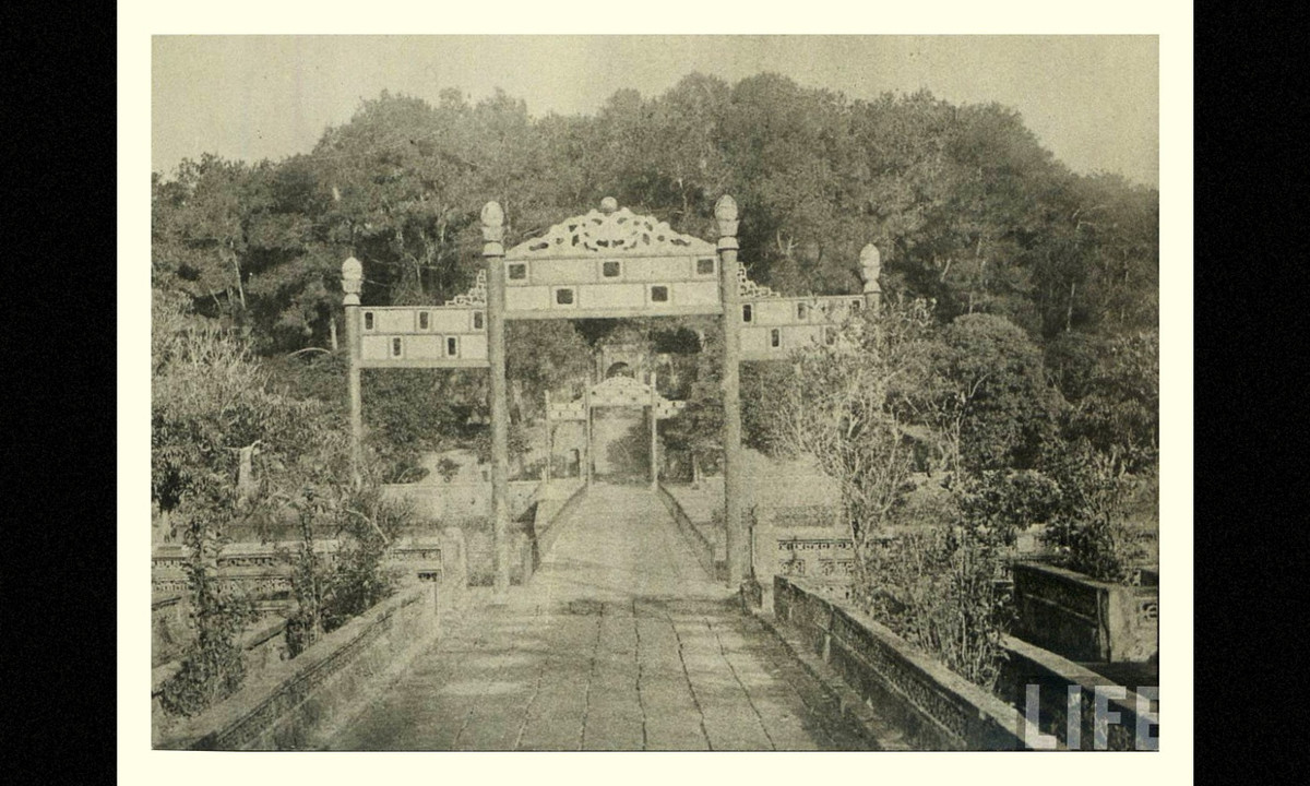 Lối vào tòa Bửu Thành trong lăng vua Thiệu Trị. (Nguồn: Life)