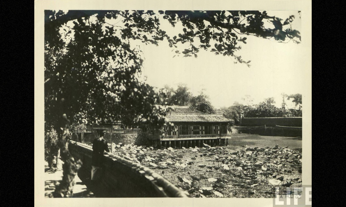 Hồ Lưu Khiêm và Xung Khiêm Tạ ở lăng vua Tự Đức. (Nguồn: Life)