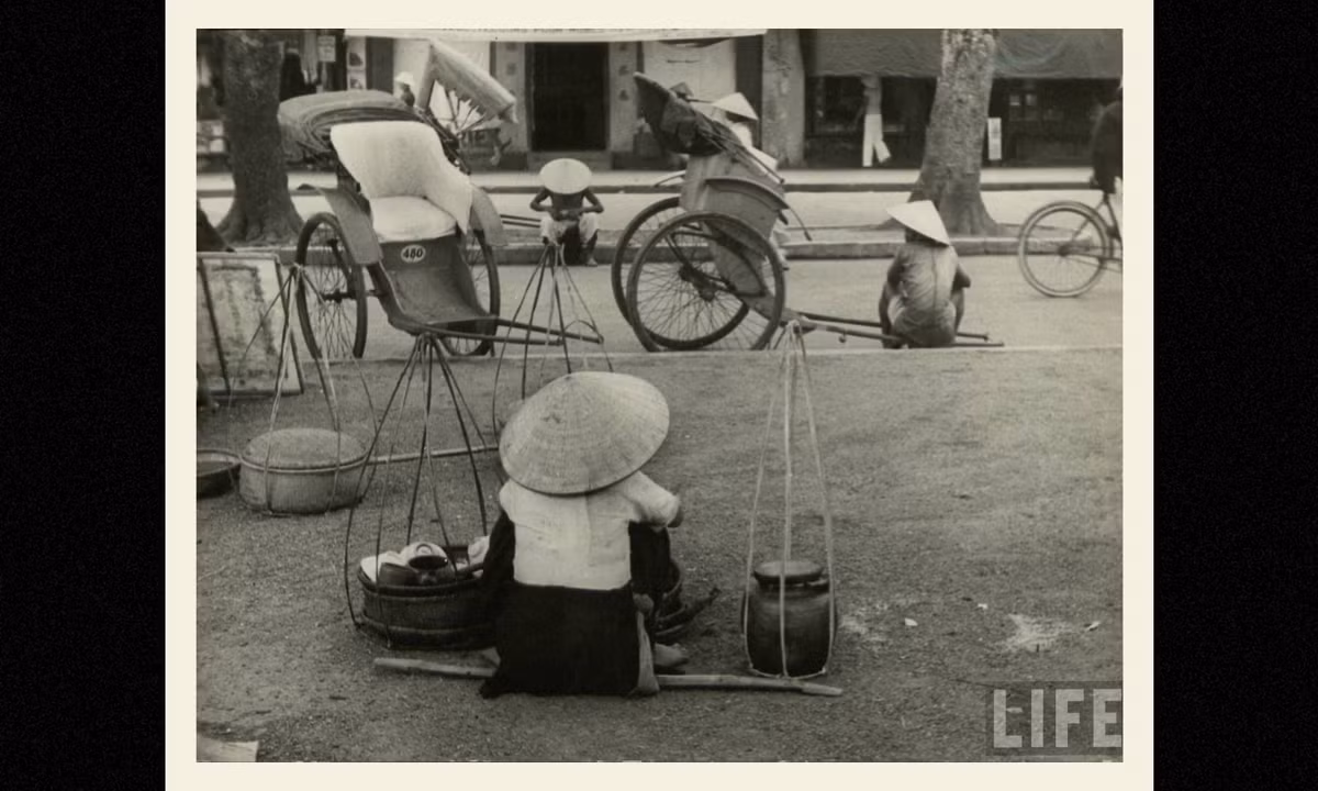 Người bán hàng rong và phu kéo xe trên đường phố Huế. (Nguồn: Life)