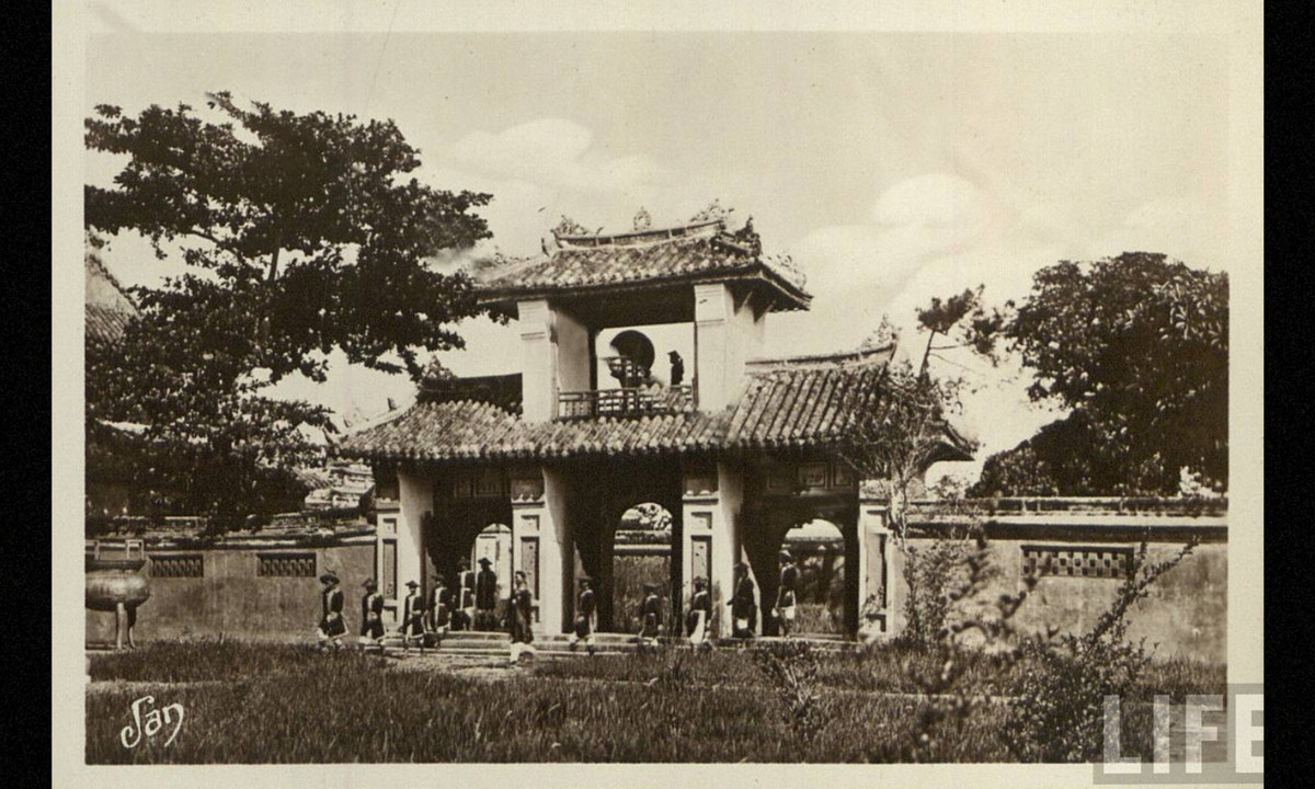 Cánh cổng bên phải Hiển Lâm Các, nhìn từ sân trước Thế Miếu trong Hoàng thành Huế. (Nguồn: Life)