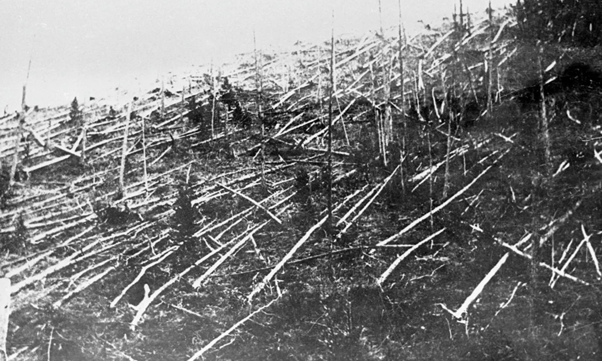 Nikola Tesla đã đưa ra lời giải thích rằng tia tử thần của ông đã bắn trượt mục tiêu và phá hủy toàn bộ Tunguska. Ông thấy may mắn vì vụ nổ không gây thiệt hại về người. Tesla đã tiến hành tháo dỡ Tia tử thần ngay lập tức. (Nguồn: Wikipedia)