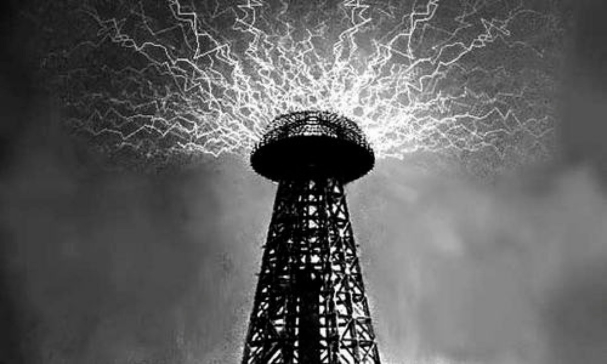 Khi Tesla bật thiết bị lên, khó mà nhận biết nó có hoạt động hay không. Chỉ có một tia sáng be bé lộ diện và thậm chí rất khó để nhìn rõ nó. Một con cú đêm bay ngang qua đường bay của tia sáng ấy và bị hủy diệt ngay lập tức. (Nguồn: Science ABC)