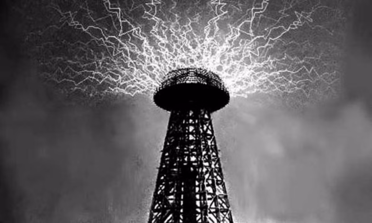 Khi Tesla bật thiết bị lên, khó mà nhận biết nó có hoạt động hay không. Chỉ có một tia sáng be bé lộ diện và thậm chí rất khó để nhìn rõ nó. Một con cú đêm bay ngang qua đường bay của tia sáng ấy và bị hủy diệt ngay lập tức. (Nguồn: Science ABC)