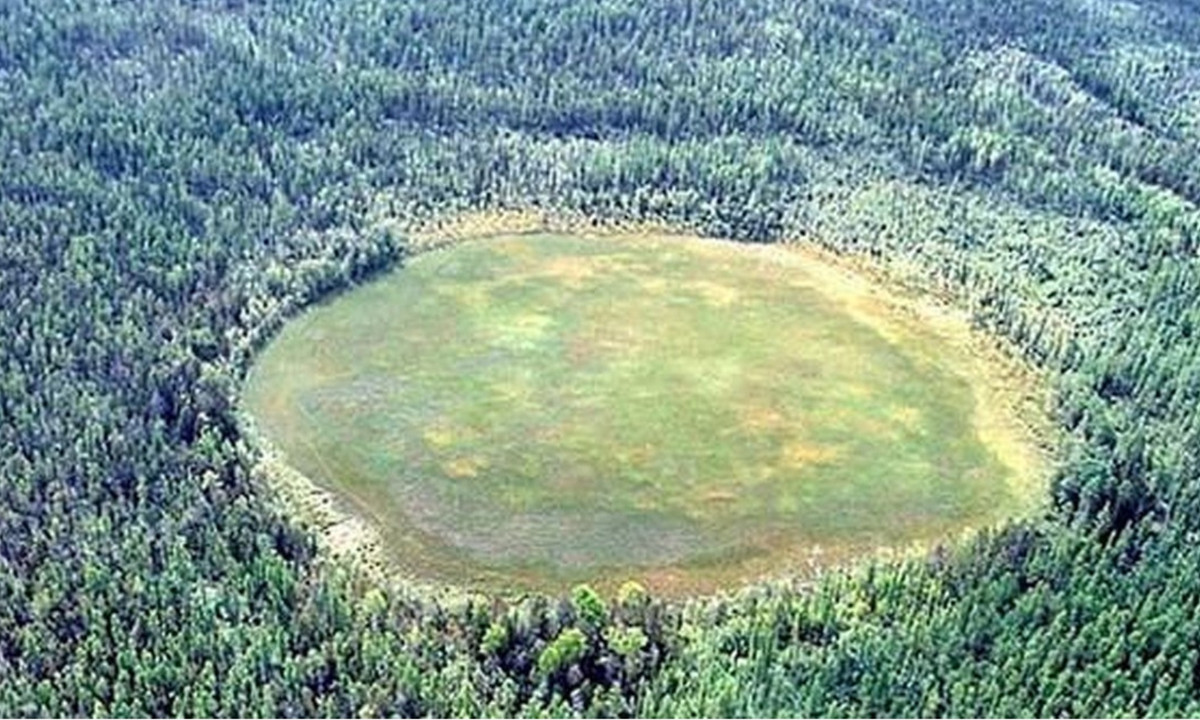 Vào ngày 30 tháng 6, một vụ nổ cực lớn đã diễn ra tại Tunguska, một vùng hẻo lánh tại vùng hoang dã xứ Siberian. 500.000 mẫu vuông (hơn 2000 km­2) đất đai đã hoàn toàn bị phá hủy. Sức nổ dự tính bằng 15 megaton thuốc nổ TNT. (Nguồn: RGO)