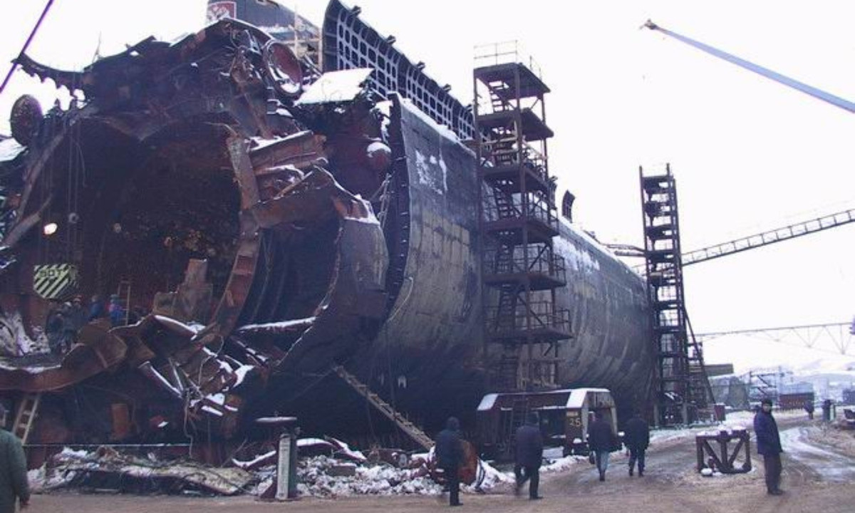 Nhưng rồi người ta mới biết rằng Kursk bà nói không phải là về thành phố mang tên Kursk. Con tàu ngầm nguyên tử của Nga được đặt tên theo thành phố này đã gặp sự cố khủng khiếp và mãi mãi chìm dưới đáy đại dương. Cả thế giới đều luyến tiếc và rơi lệ cho những nạn nhân mắc kẹt trong tai nạn này. (Nguồn: CAND) 