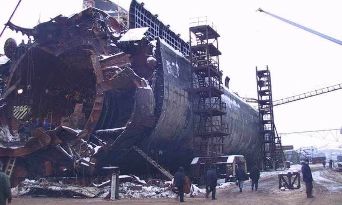 Nhưng rồi người ta mới biết rằng Kursk bà nói không phải là về thành phố mang tên Kursk. Con tàu ngầm nguyên tử của Nga được đặt tên theo thành phố này đã gặp sự cố khủng khiếp và mãi mãi chìm dưới đáy đại dương. Cả thế giới đều luyến tiếc và rơi lệ cho những nạn nhân mắc kẹt trong tai nạn này. (Nguồn: CAND) 