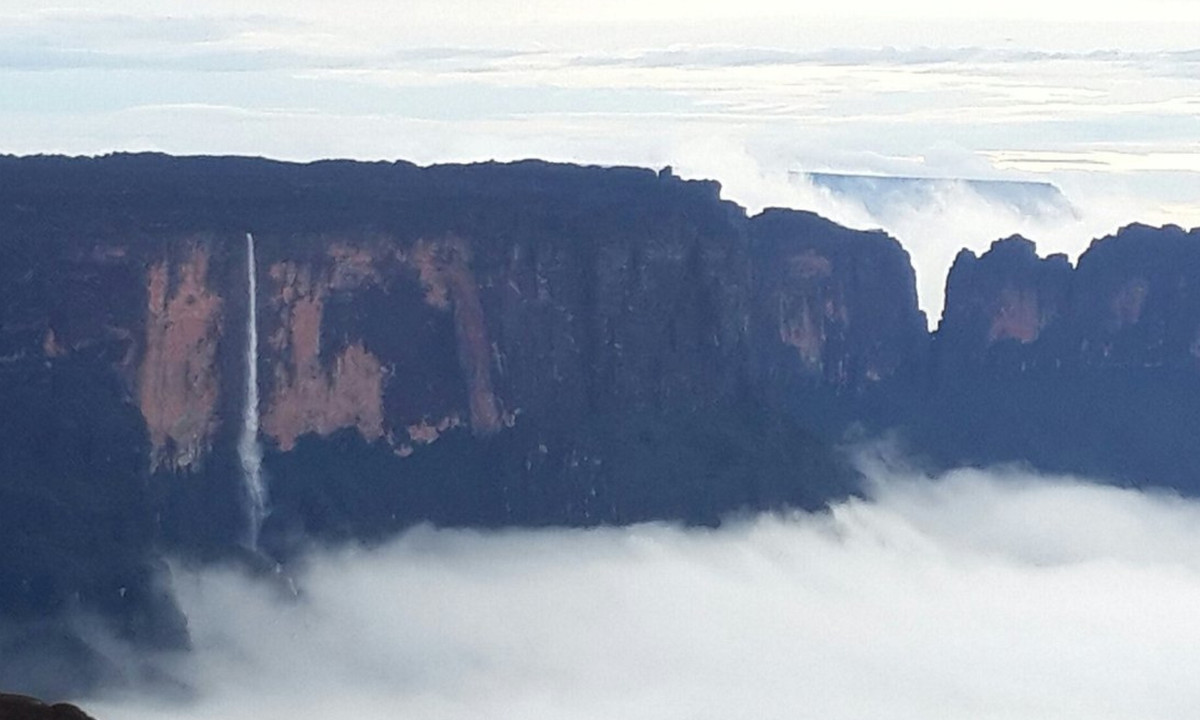 Những ngọn núi huyền bí đã thu hút các nhà thám hiểm và nhiều nhà văn trong nhiều thế kỷ, đáng chú ý nhất là Sir Arthur Conan Doyle, người đã mô tả về núi Roraima trong cuốn tiểu thuyết mang tên The Lost World (Thế Giới Bị Thất Lạc) ra đời năm 1912 của ông. (Nguồn: TripAdvisor).
