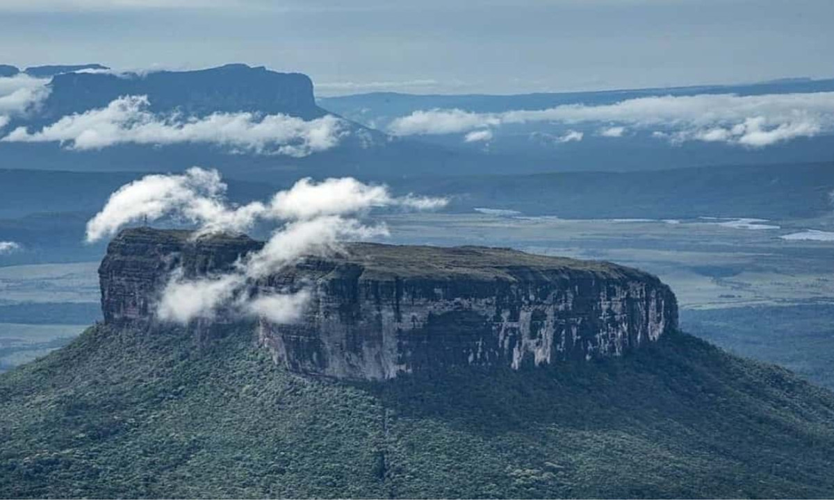 Vì thế, nhiều người tin rằng, còn nhiều loài khác chỉ tồn tại ở thế giới quanh năm chìm trong mây trên đỉnh Roraima nhưng chưa được khám phá. Và biết đâu, chúng bao gồm cả khủng long, hoặc bất cứ loài sinh vật tiền sử nào đó… (Nguồn: NTN24)