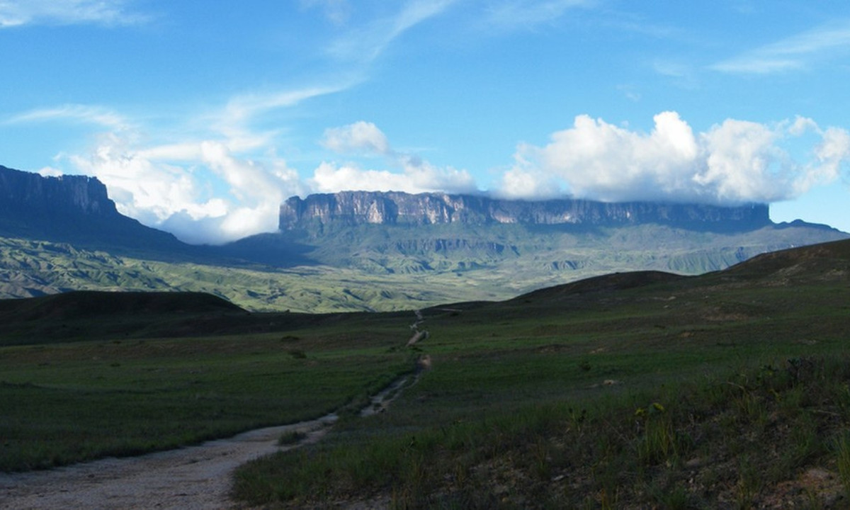 Giả thuyết cho rằng những loài được cho là đã tuyệt chủng, thậm chí cả khủng long, vẫn có thể tồn tại trên những vùng cao nguyên hẻo lánh này. (Nguồn: hmong.es)