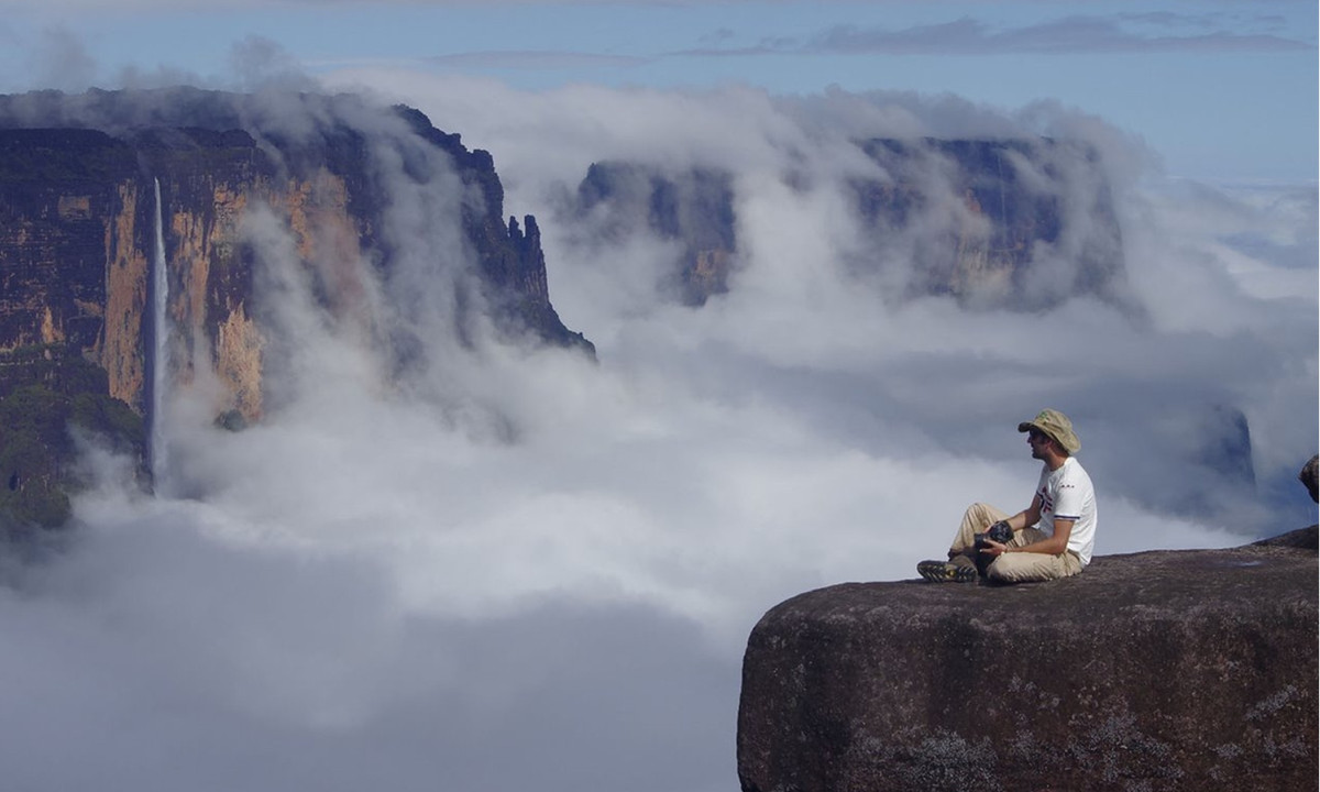 Con người đã thấy ếch đen và "tarantulas" - một loài nhện đen lớn đầy lông lá không tồn tại ở bất cứ nơi nào khác trên thế giới, ngoài núi Roraima. (Nguồn: National Geographic)