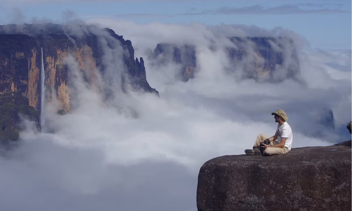 Con người đã thấy ếch đen và "tarantulas" - một loài nhện đen lớn đầy lông lá không tồn tại ở bất cứ nơi nào khác trên thế giới, ngoài núi Roraima. (Nguồn: National Geographic)