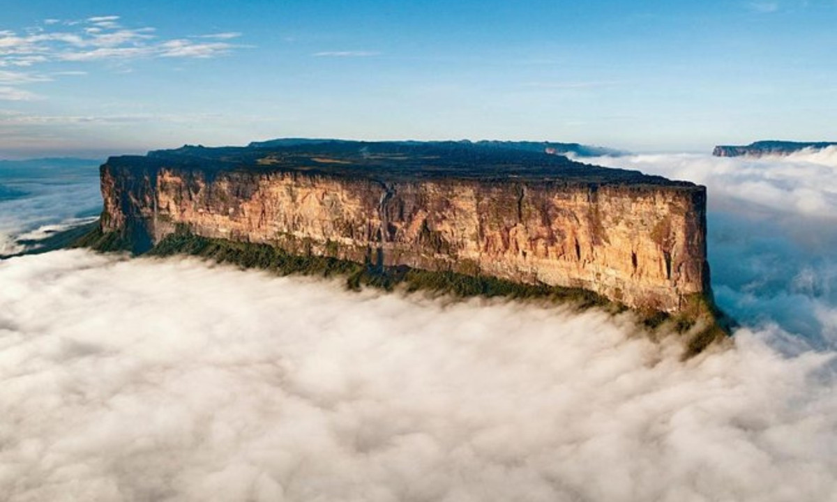 Theo những người da đỏ Pemón, núi Roraima là "gốc của một cái cây khổng lồ chọc trời từng chứa tất cả các loại trái cây và rau củ trên thế giới". (Nguồn: Viator)