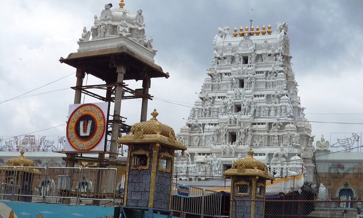 Còn có một sự lý giải khác về sự giàu có của ngôi đền này, chính là nguồn kim cương và vàng khổng lồ đã được quyên góp kể từ thời kỳ đế chế Vijayanagara trong khoảng thời gian từ năm 1336 đến năm 1565. (Nguồn: Wikimedia Commons)