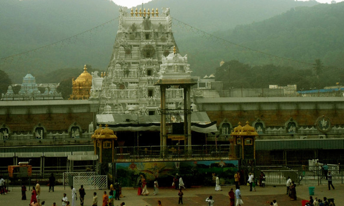 Tiết lộ của một quan chức trong ngôi đền này cho biết, quỹ tín thác TTD không chỉ ngày càng giàu có nhờ tiền mặt cũng như vàng của các tín đồ, họ còn giàu lên nhờ khoản tiền gửi khổng lồ cố định trong ngân hàng đang tạo ra nhiều thu nhập hơn do lãi suất tăng lên. (Nguồn: Wikimedia Commons)