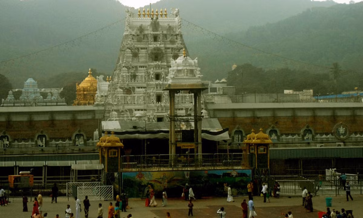 Tiết lộ của một quan chức trong ngôi đền này cho biết, quỹ tín thác TTD không chỉ ngày càng giàu có nhờ tiền mặt cũng như vàng của các tín đồ, họ còn giàu lên nhờ khoản tiền gửi khổng lồ cố định trong ngân hàng đang tạo ra nhiều thu nhập hơn do lãi suất tăng lên. (Nguồn: Wikimedia Commons)