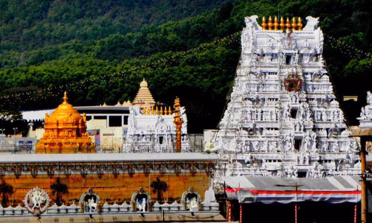 Các tín đồ khi đến đây sẽ tặng trang sức bằng vàng cùng với nhiều gói tiền mặt cũng như tài sản quý giá cho vị thần Venkateswara tại ngôi đền này. (Nguồn: Holidify) 