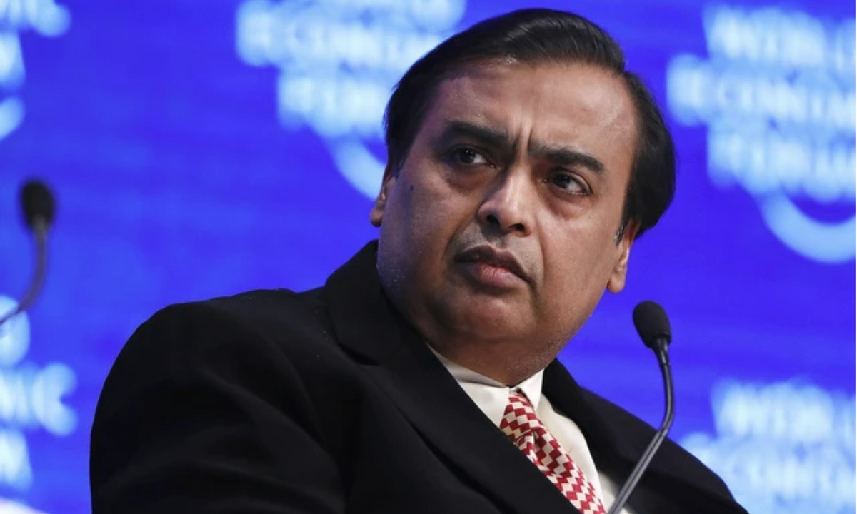 Nhà tài phiệt nổi tiếng Mukesh Ambani - ông chủ của tập đoàn Reliance Industries cũng là tín đồ hảo tâm của ngôi đền Venkateswara; ông mới ghé thăm ngôi đền, đồng thời trao cho Giám đốc quỹ TTD tấm séc trị giá lên đến hơn 180 triệu USD vào tháng 9 vừa qua.