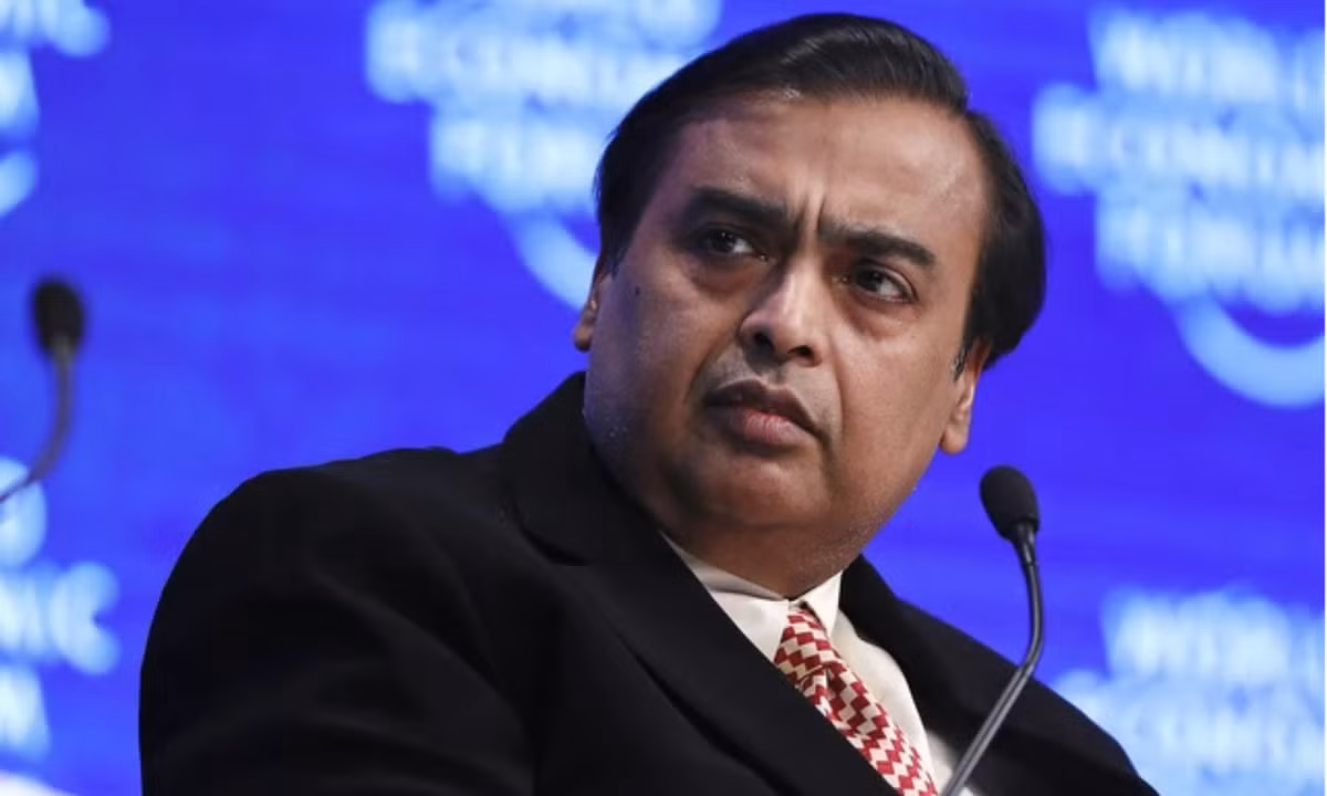Nhà tài phiệt nổi tiếng Mukesh Ambani - ông chủ của tập đoàn Reliance Industries cũng là tín đồ hảo tâm của ngôi đền Venkateswara; ông mới ghé thăm ngôi đền, đồng thời trao cho Giám đốc quỹ TTD tấm séc trị giá lên đến hơn 180 triệu USD vào tháng 9 vừa qua.