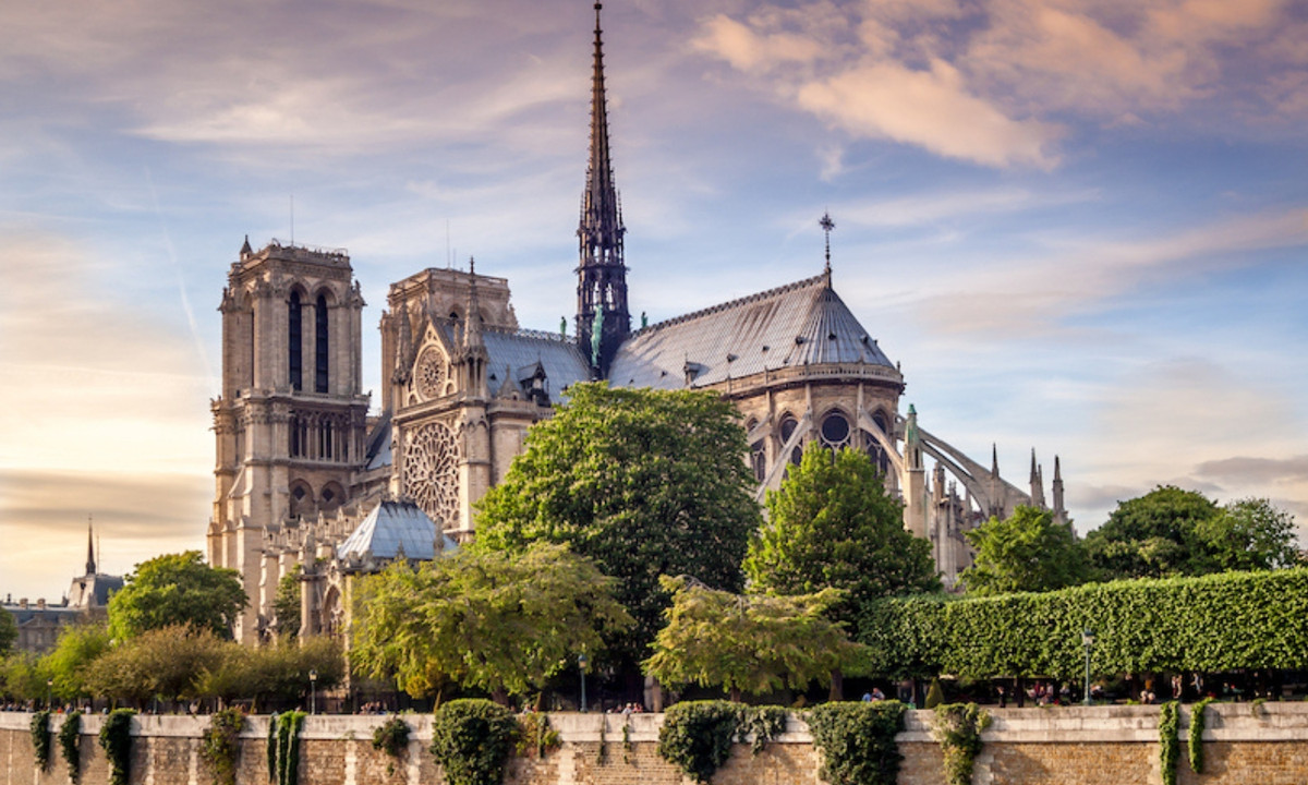 Câu chuyện tương tự diễn ra vào thế kỉ XIII. Một thợ rèn trẻ tên Biscornet được thuê để trang trí các cửa phụ của nhà thờ. (Nguồn: Vivre Paris)