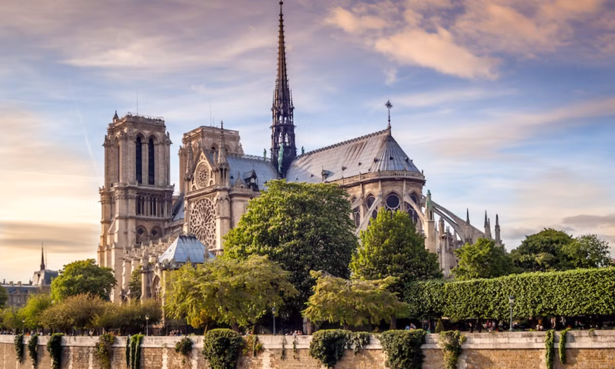 Câu chuyện tương tự diễn ra vào thế kỉ XIII. Một thợ rèn trẻ tên Biscornet được thuê để trang trí các cửa phụ của nhà thờ. (Nguồn: Vivre Paris)