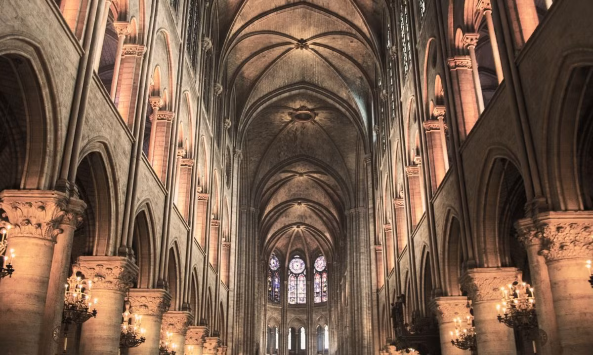 Hay như câu chuyện về Louis Vierne (một người chơi đàn lâu năm tại địa phương), ông đã có tâm nguyện được chết trong nhà thờ. Và tâm nguyện của ông đã thành sự thật bởi vào năm 1937 khi đang chơi đàn trong nhà thờ, ông đã gục ngã và không bao giờ tỉnh dậy. (Nguồn: Franceinfo)