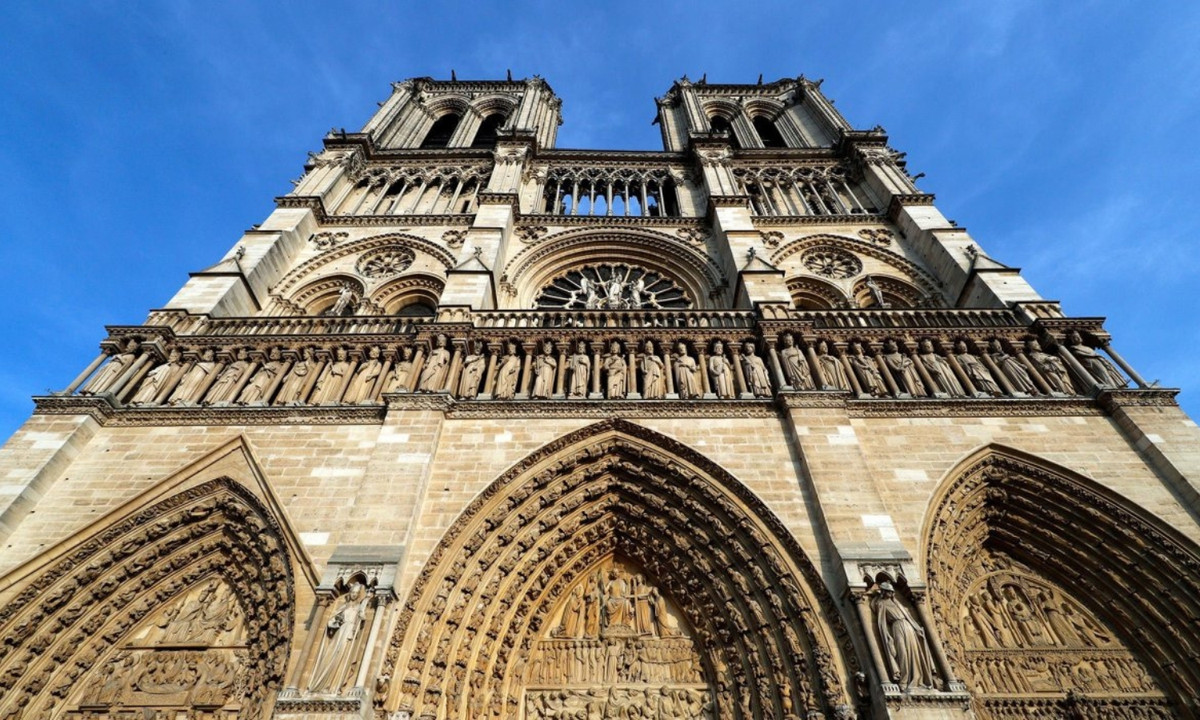 Sợ thất bại, anh ta được đồn đoán cũng đã thỏa thuận nhờ sự giúp đỡ của quỷ dữ, bán linh hồn mình để hoàn thành công việc. Sau khi hoàn thành, những cánh cửa bị kẹt lại và không thể mở được. Một linh mục đã nhanh chóng vảy nước thánh vào chúng và giải cứu người thợ rèn khỏi bản giao ước của quỷ. (Nguồn: VnExpress)