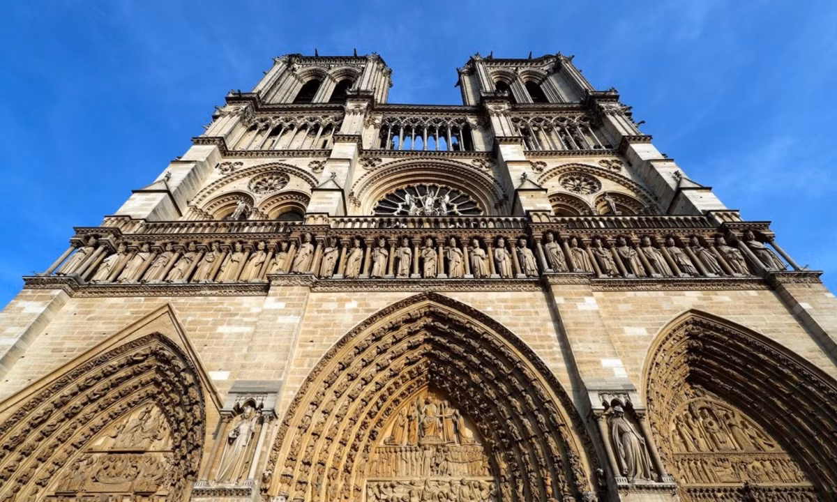 Sợ thất bại, anh ta được đồn đoán cũng đã thỏa thuận nhờ sự giúp đỡ của quỷ dữ, bán linh hồn mình để hoàn thành công việc. Sau khi hoàn thành, những cánh cửa bị kẹt lại và không thể mở được. Một linh mục đã nhanh chóng vảy nước thánh vào chúng và giải cứu người thợ rèn khỏi bản giao ước của quỷ. (Nguồn: VnExpress)