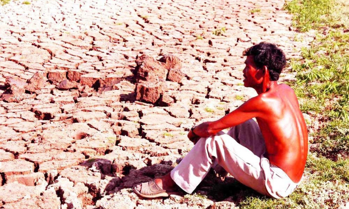 9. Việt Nam năm 2016: Việt Nam gánh chịu đợt hạn hán được cho là chưa từng trong lịch sử 100 năm qua. Đợt hạn hán kèm theo xâm nhập mặn này ảnh hưởng trực tiếp đến hơn chục tỉnh Đồng bằng sông Cửu Long, sông ngòi trơ đáy, đất khô nứt nẻ đang là thảm cảnh tại đây. (Nguồn: KhoaHoc.tv)