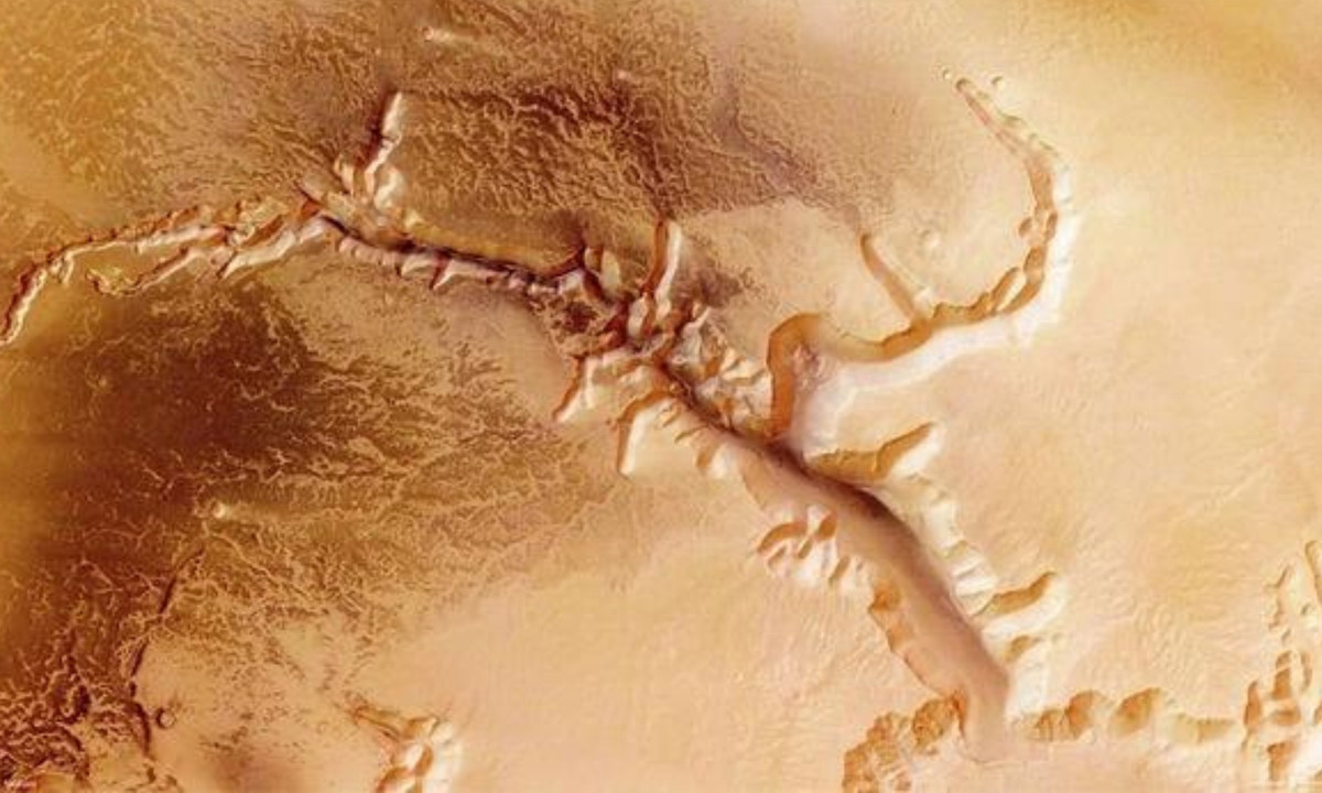 Giống như Trái đất, sao Hỏa từng “ngập trong nước”. Tuy nhiên, có vẻ như phần lớn lượng nước này đã biến mất theo thời gian. Nước có thể thoát ra nhiều hơn trong các mùa bão và ấm của hành tinh. Điều này có thể giải thích cho sự biến mất đột ngột của nước ở một mức độ nào đó. (Nguồn: Báo Dân trí) 