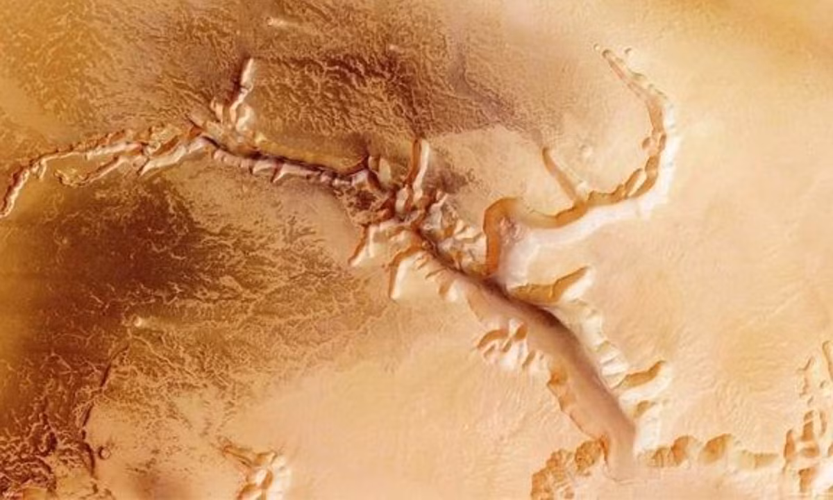 Giống như Trái đất, sao Hỏa từng “ngập trong nước”. Tuy nhiên, có vẻ như phần lớn lượng nước này đã biến mất theo thời gian. Nước có thể thoát ra nhiều hơn trong các mùa bão và ấm của hành tinh. Điều này có thể giải thích cho sự biến mất đột ngột của nước ở một mức độ nào đó. (Nguồn: Báo Dân trí) 