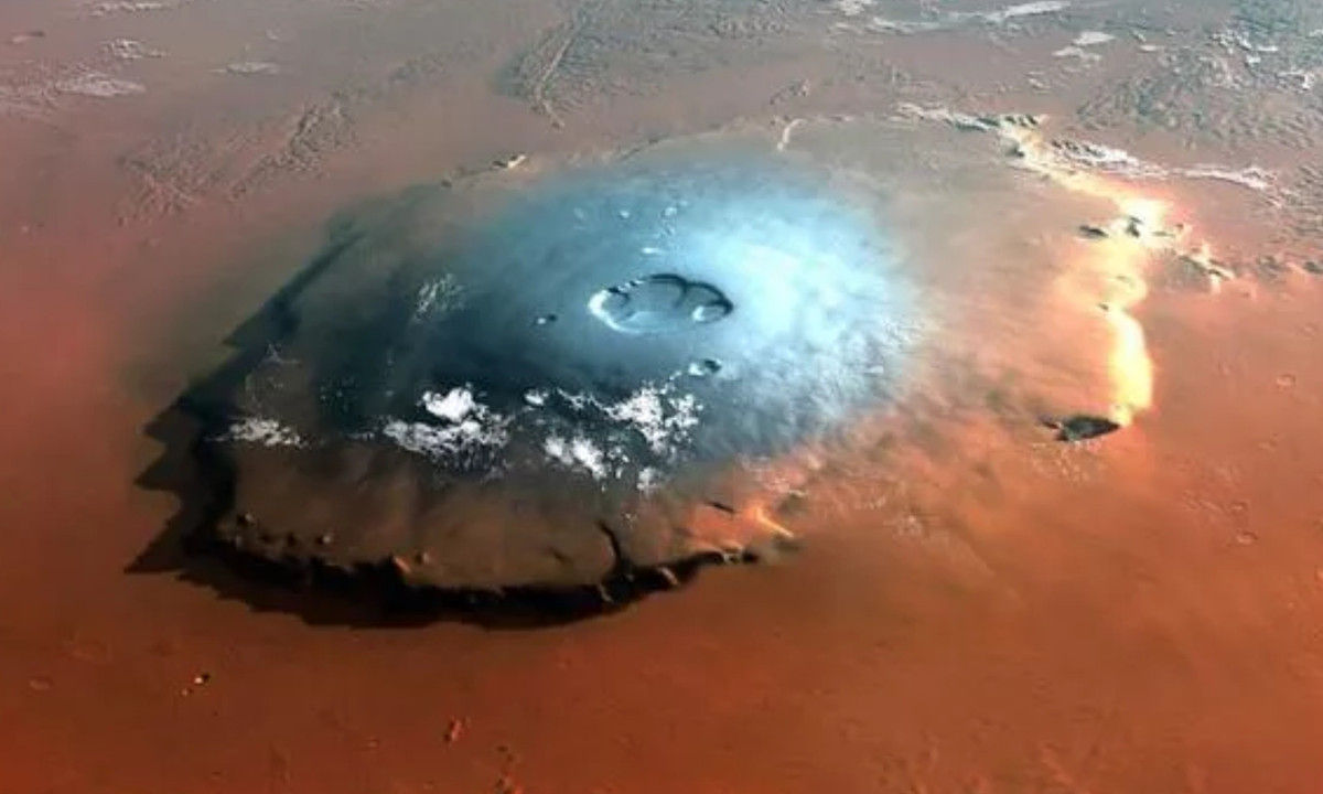 Sao Hỏa gần như khô hoàn toàn và nước tồn tại trong các chỏm băng của nó ở dạng đóng băng. Vì bất cứ thứ gì còn lại của nước đang biến mất nhanh chóng, hy vọng của chúng ta về việc phát hiện ra sự sống ngoài hành tinh và cơ hội nhân loại chuyển đến sống trên sao Hỏa có thể đang giảm dần. (Nguồn: DanViet)