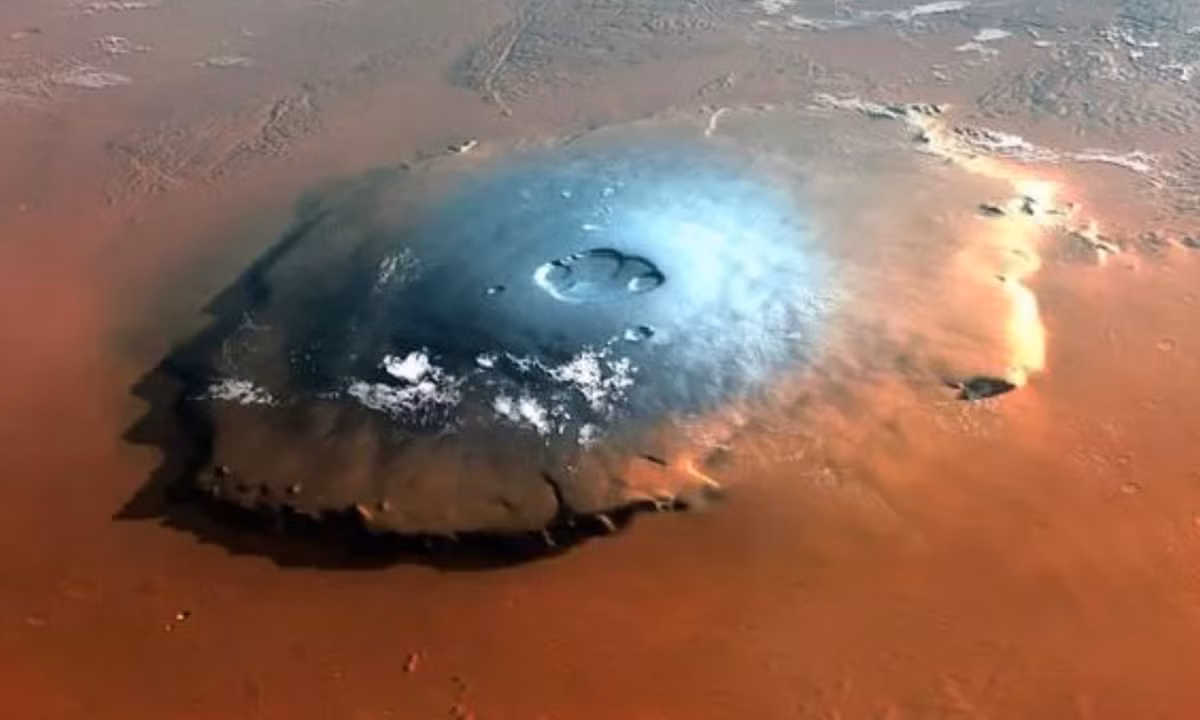 Sao Hỏa gần như khô hoàn toàn và nước tồn tại trong các chỏm băng của nó ở dạng đóng băng. Vì bất cứ thứ gì còn lại của nước đang biến mất nhanh chóng, hy vọng của chúng ta về việc phát hiện ra sự sống ngoài hành tinh và cơ hội nhân loại chuyển đến sống trên sao Hỏa có thể đang giảm dần. (Nguồn: DanViet)