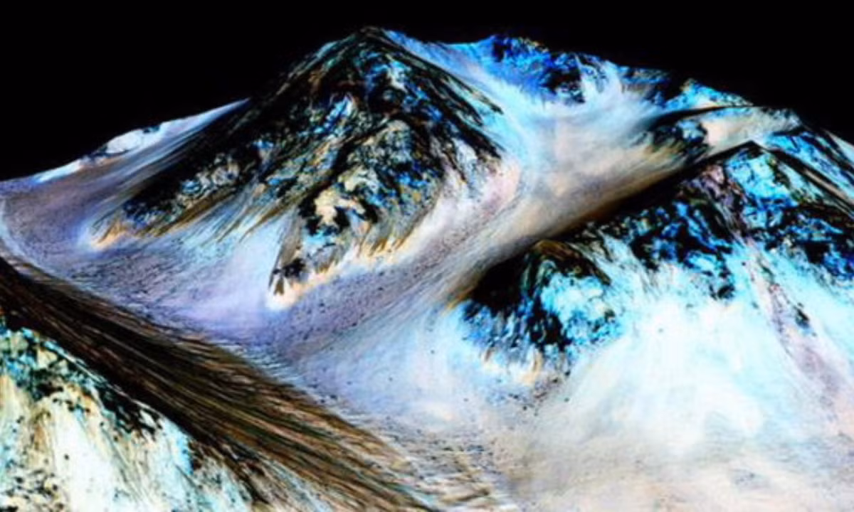 Một nhóm nghiên cứu quốc tế, do nhà nghiên cứu Franck Montmessin của Trung tâm Nghiên cứu Khoa học Quốc gia Pháp (CNRS) dẫn đầu tiết lộ rằng, hơi nước đang tích tụ với số lượng lớn và tỷ lệ bất ngờ ở độ cao hơn 80 km trong khí quyển sao Hỏa.