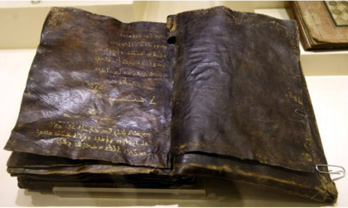 1. Kinh Kolbrin”: là một cuốn kinh cổ được viết vào khoảng 3.600 năm trước. Nội dung cuốn sách kể lại một câu chuyện hoàn toàn khác về nguồn gốc loài người, về những nền văn minh tiền sử tồn tại trước khi Adam và Eva được tạo ra, thậm chí đây còn là những tiên đoán lạnh người về thảm họa mang tính toàn cầu. (Nguồn: Pinterest).