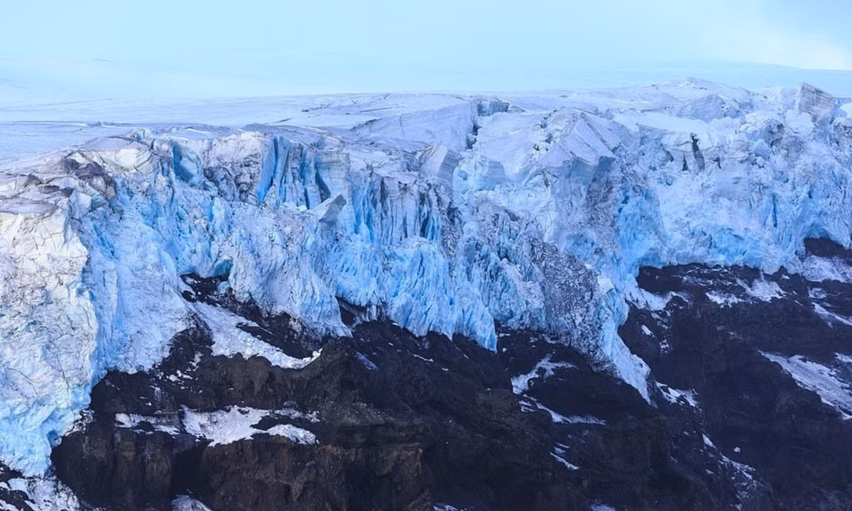 Thực tế, điều kiện tự nhiên trên đảo Bouvet rất khắc nghiệt. Khắp nơi chỉ toàn băng tuyết bao phủ và có cả núi lửa hoạt động. Không dễ dàng tiếp cận Bouvet khi xung quanh nó là những tảng băng khổng lồ vây quanh. Để tới đây dễ dàng nhất, người ta chỉ có thể dùng máy bay trực thăng. (Nguồn: iVIVU.com)