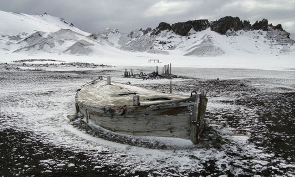 Họ sử dụng một chiếc trực thăng để di chuyển từ con tàu lên đất liền trên đảo, nhưng nhà nghiên cứu Allan Crawford phát hiện ra một chiếc xuồng cứu sinh đang nằm chơ vơ trong một đầm phá.