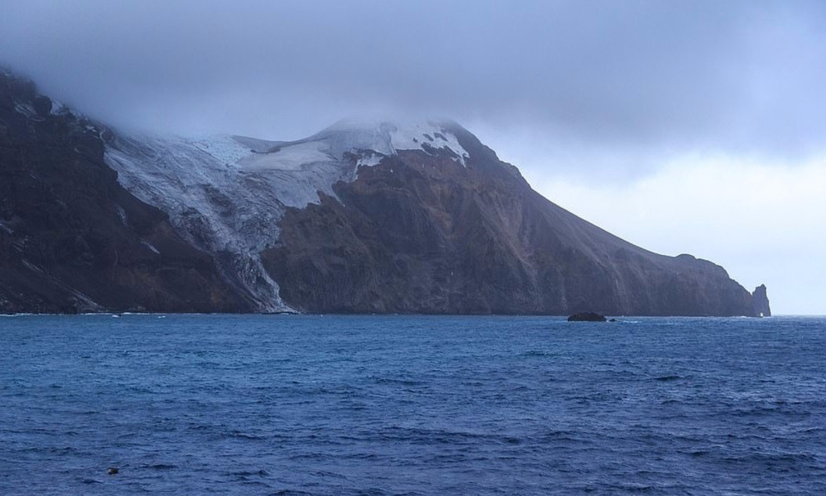 Quốc gia này coi nó khu bảo tồn thiên nhiên được bảo vệ, không có người ở và vẫn còn hoang vắng, gần như bị bao phủ hoàn toàn trong băng tuyết. Vậy nên nó không thể là điểm đến du lịch, kể cả những người ưa mạo hiểm. (Nguồn: iVIVU.com)
