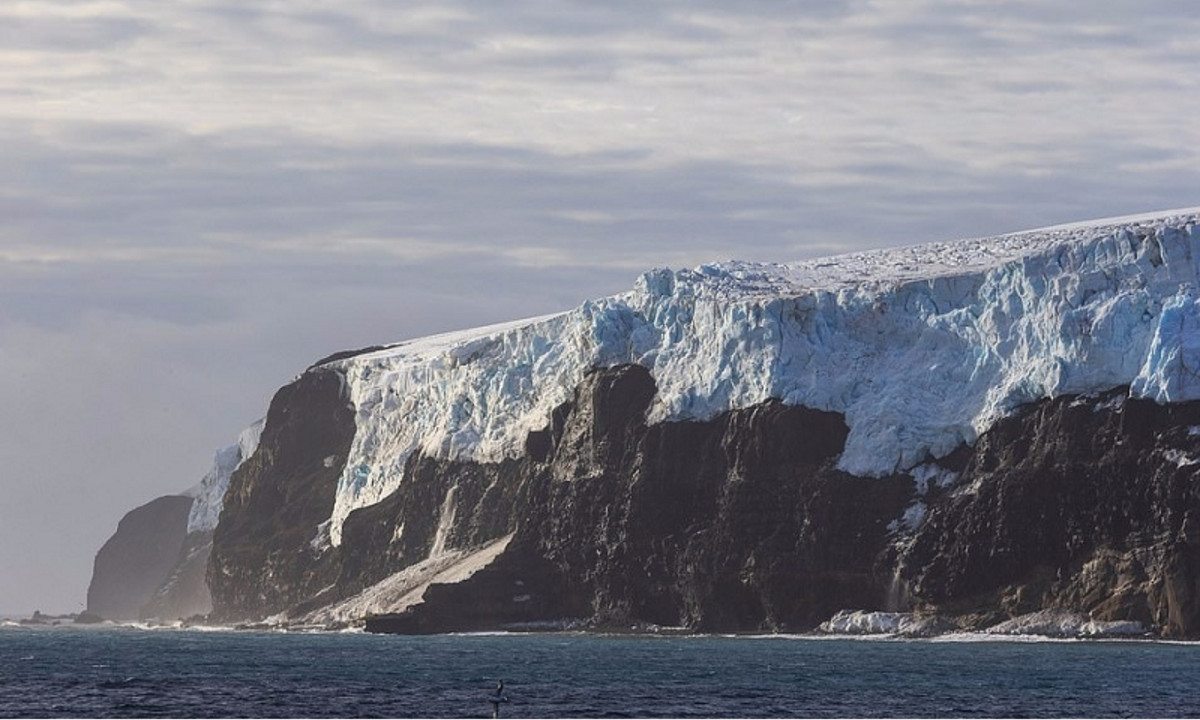 Vài năm sau đó, bí ẩn càng thêm kỳ lạ hơn khi một chuyến thám hiểm khác đến hòn đảo và chiếc xuồng đã... biến mất không thể lại dấu vết. Giả sử có ai đó đã di chuyển nó đi nơi khác thì việc trục vớt để đưa đi không dễ. Cũng có thể nó bị chìm nhưng chẳng ai dám chắc chắn nếu không biết độ sâu của đầm phá ấy. (Nguồn: Vietnam Daily) 