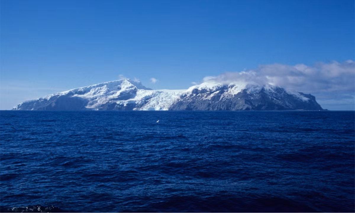 Nhiều thập kỷ trôi qua, sự hiện diện của chiếc xuồng ở hòn đảo không bóng người ấy vẫn còn là một bí ẩn. Không có con tàu mất tích nào được báo cáo có thể giúp giải thích về chiếc xuồng cứu sinh. (Nguồn: Norsk Polarinstitutt)