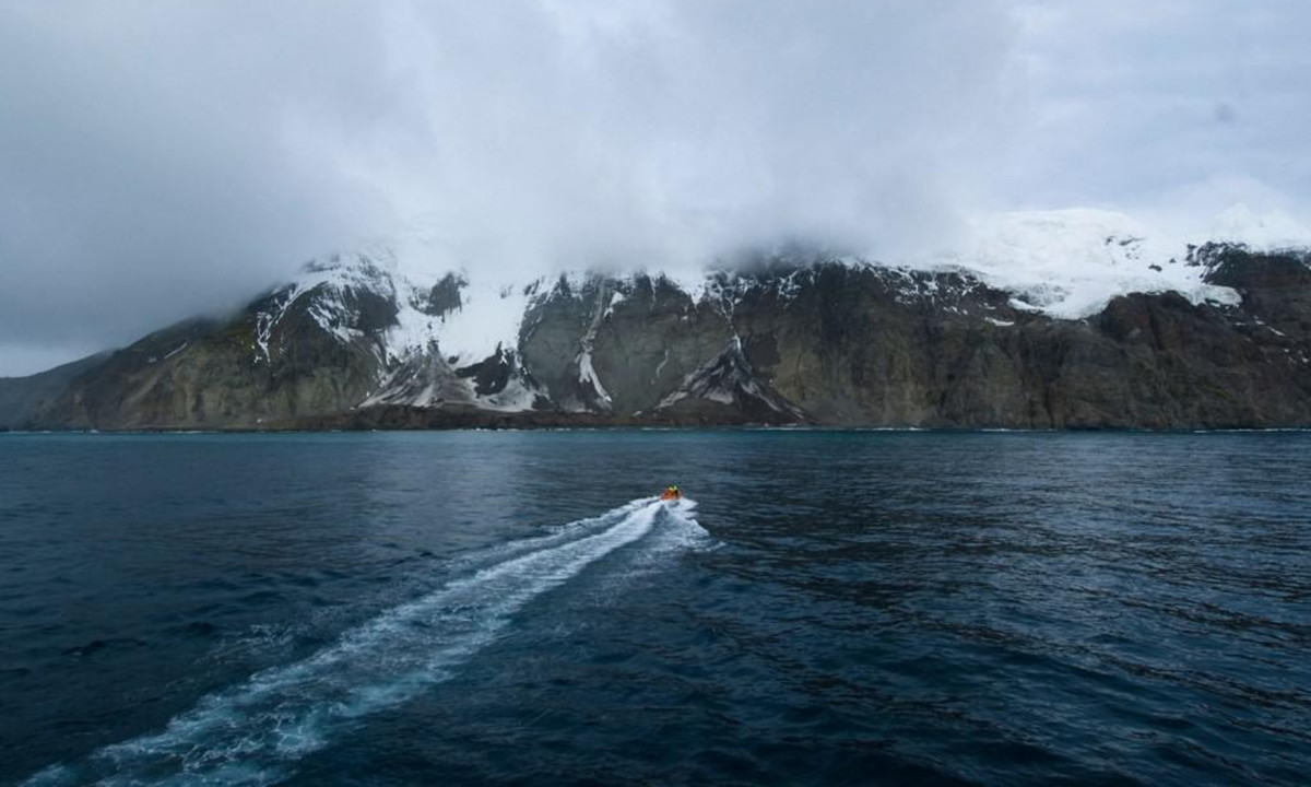 Sau khi Bouvet chính thức có trên bản đồ, một chuyến đi khác đã được thực hiện vào năm 1964 bởi nhà nghiên cứu Allan Crawford và một nhóm các nhà khoa học.