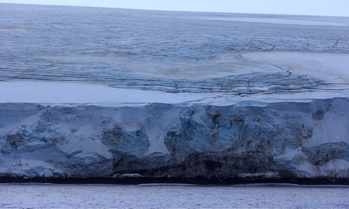 Năm 1772, thuyền trưởng James Cook xuất phát từ Nam Phi để đi tìm hòn đảo theo tọa độ mà ông Bouvet đánh dấu, tức tọa độ 54°S, 11°E. Ông không tìm thấy gì và cho rằng Bouvet đã nhìn nhầm một đỉnh băng thành hòn đảo nên từ bỏ cuộc tìm kiếm. (Nguồn: iVIVU.com)